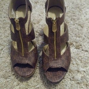 Adrienne vittadini logo zip front wedges